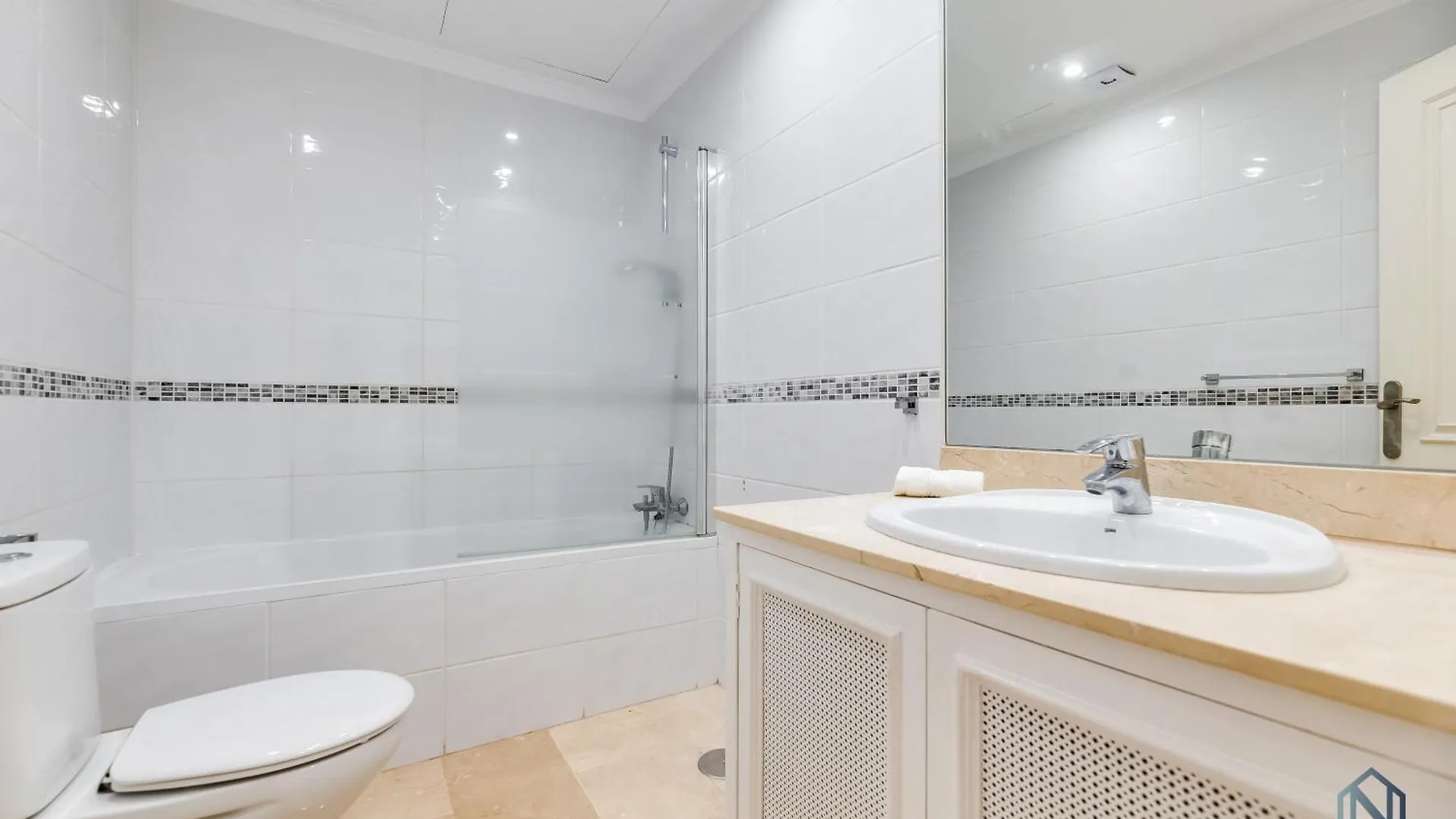 Newly Refurbished 2 Bdrm Amazing Complex W Pools Apartman Marbella 0*,  Spanyolország